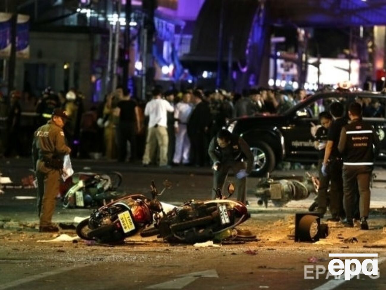 Со дня взрыва полиция выдала уже восемь ордеров на арест подозреваемых