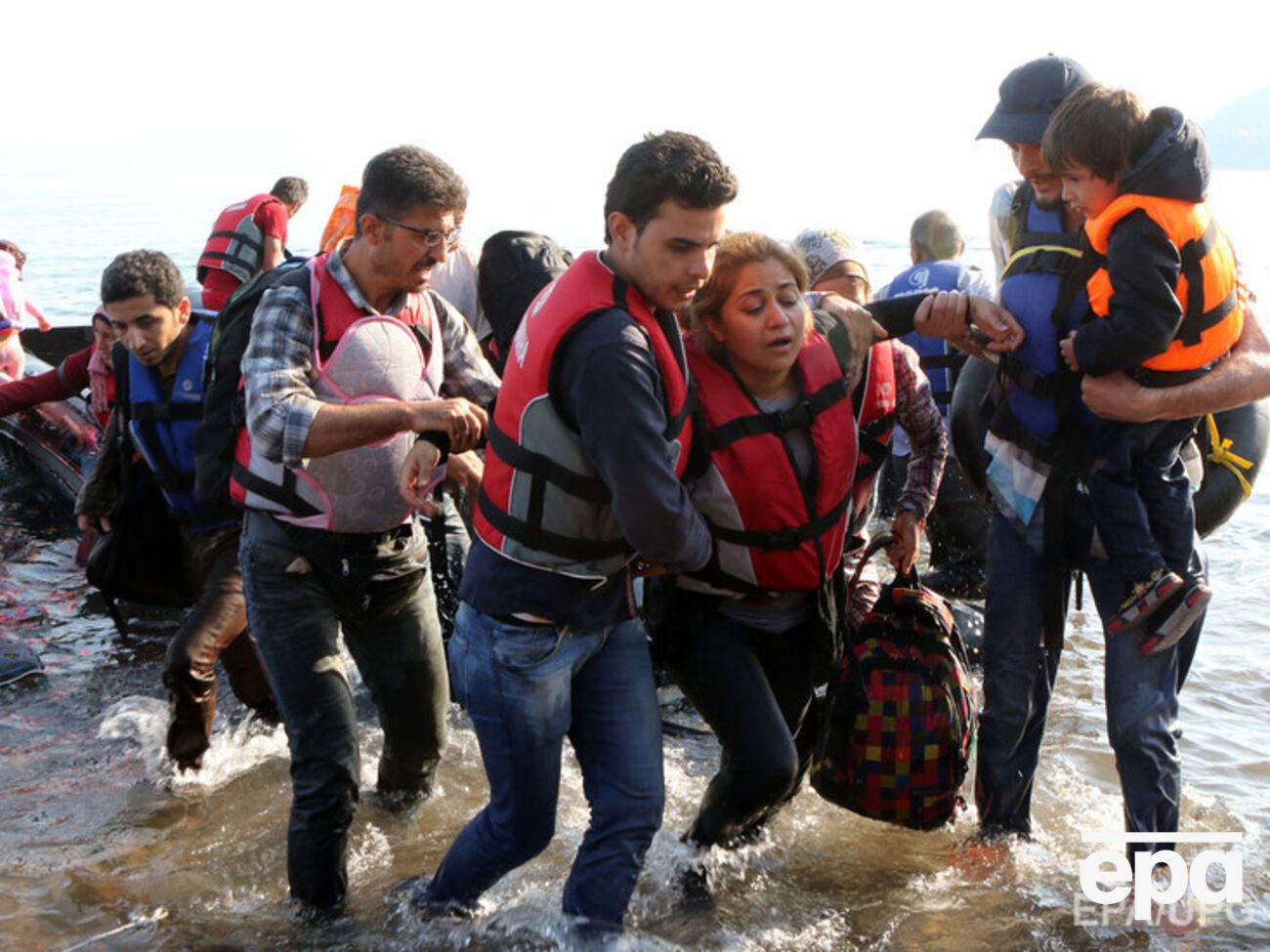 Два сторожевых судна спасли 20 мигрантов