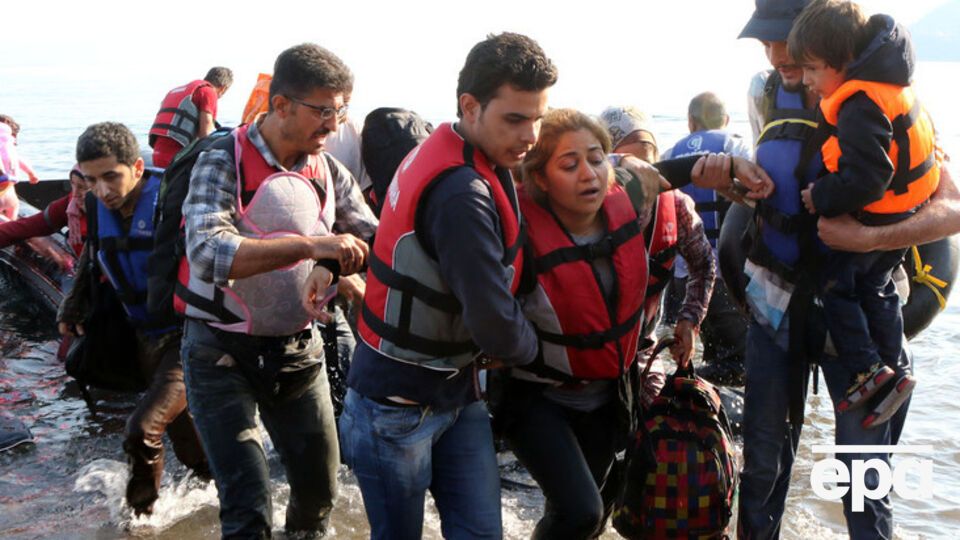 Два сторожевых судна спасли 20 мигрантов