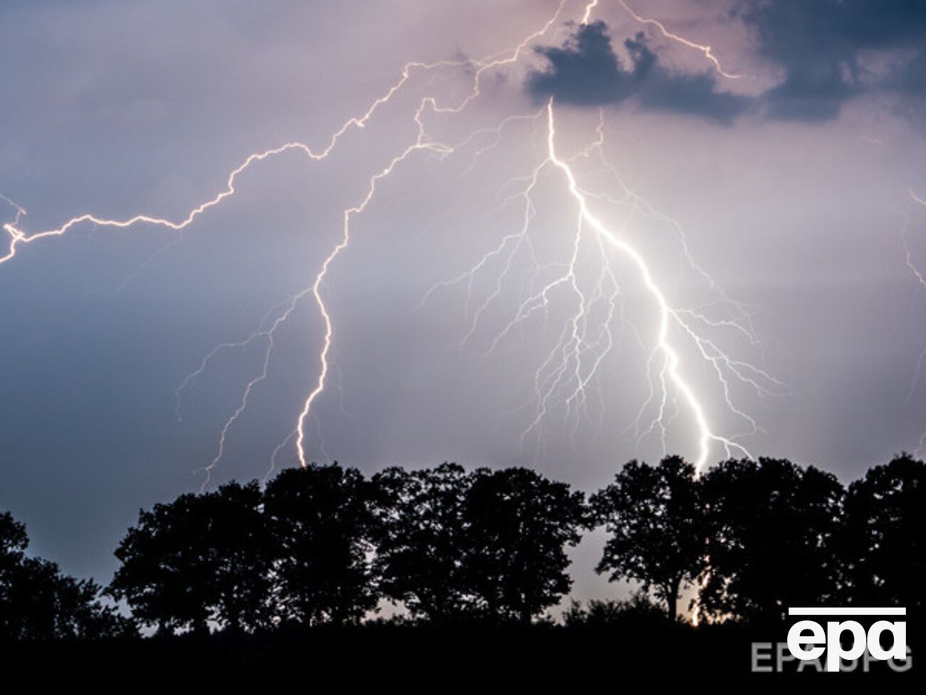 Мужчина погиб от удара молнией