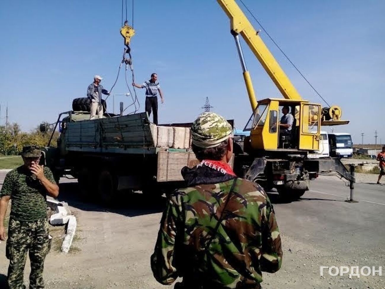 Активисты блокируют дороги