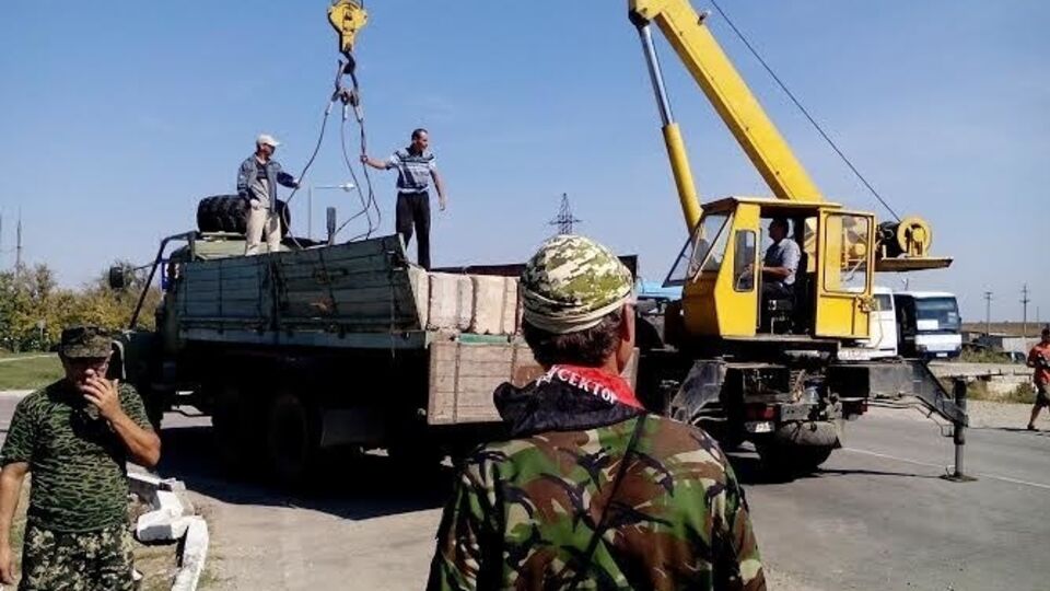 Активисты блокируют дороги