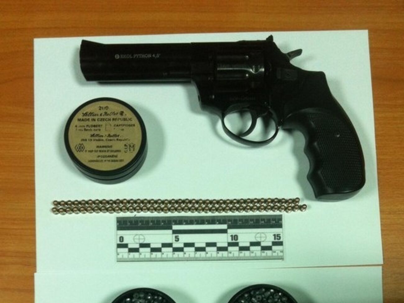 В салоне автомобиля был найден револьвер марки EKOL PYTHON