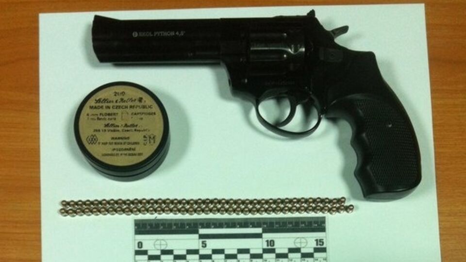 В салоне автомобиля был найден револьвер марки EKOL PYTHON