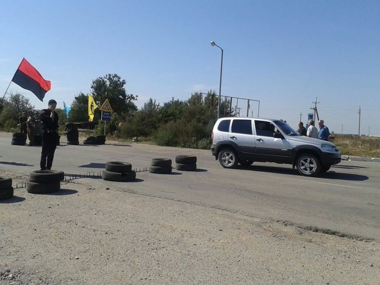 Легковые автомобили и пешеходы проходят через КПП беcпрепятственно