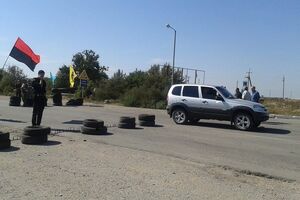 Легковые автомобили и пешеходы проходят через КПП беcпрепятственно