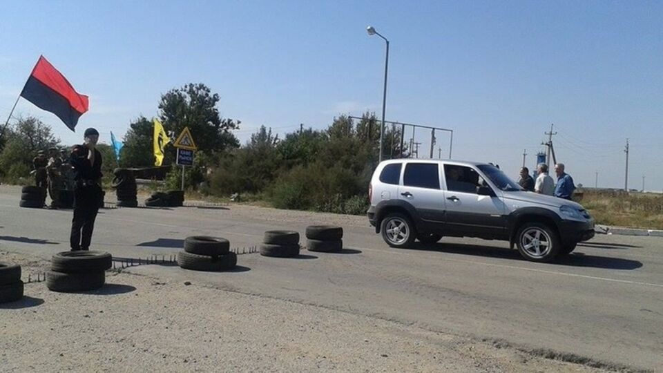 Легковые автомобили и пешеходы проходят через КПП беcпрепятственно