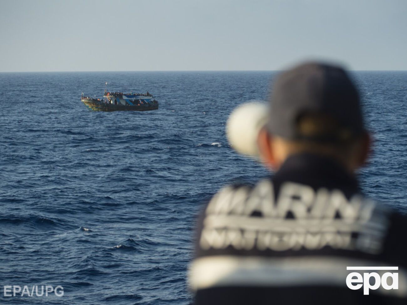 У берегов Турции лодка с беженцами столкнулась с паромом
