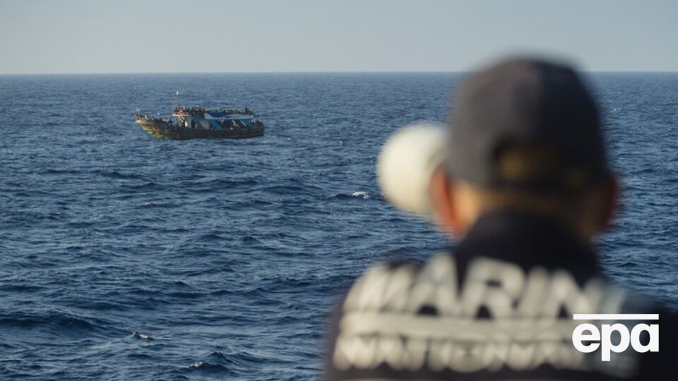 У берегов Турции лодка с беженцами столкнулась с паромом