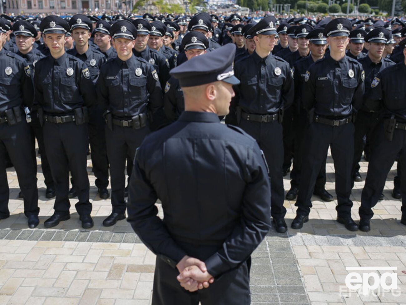 Киевские полицейские задержали своего коллегу, укравшего мотошлем с места ДТП