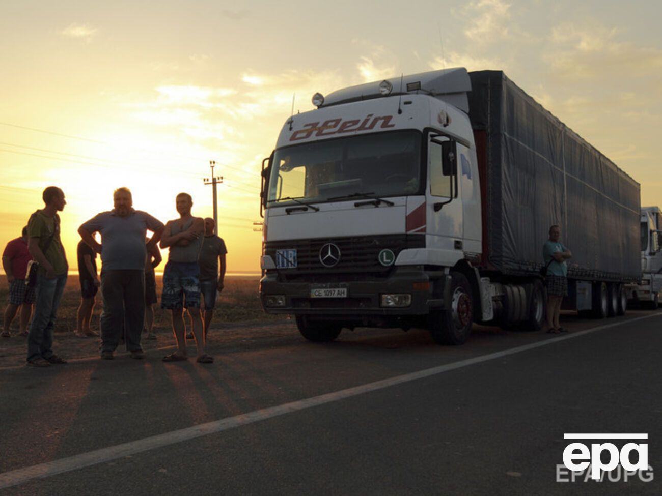 Активисты продолжают блокировать въезд грузовиков в Крым