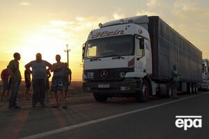 Активисты продолжают блокировать въезд грузовиков в Крым