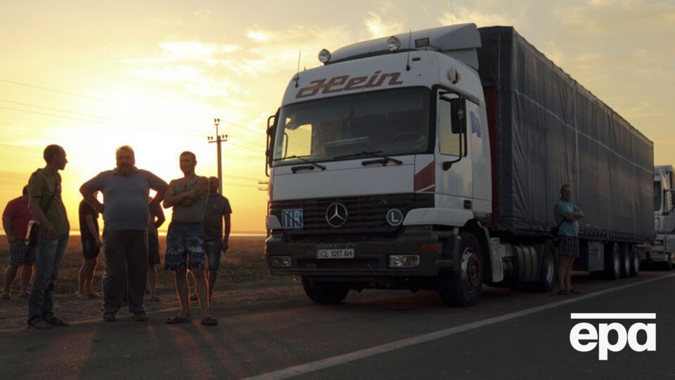 Активисты продолжают блокировать въезд грузовиков в Крым