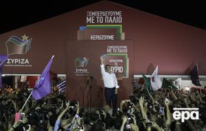 Ципрас празднует победу