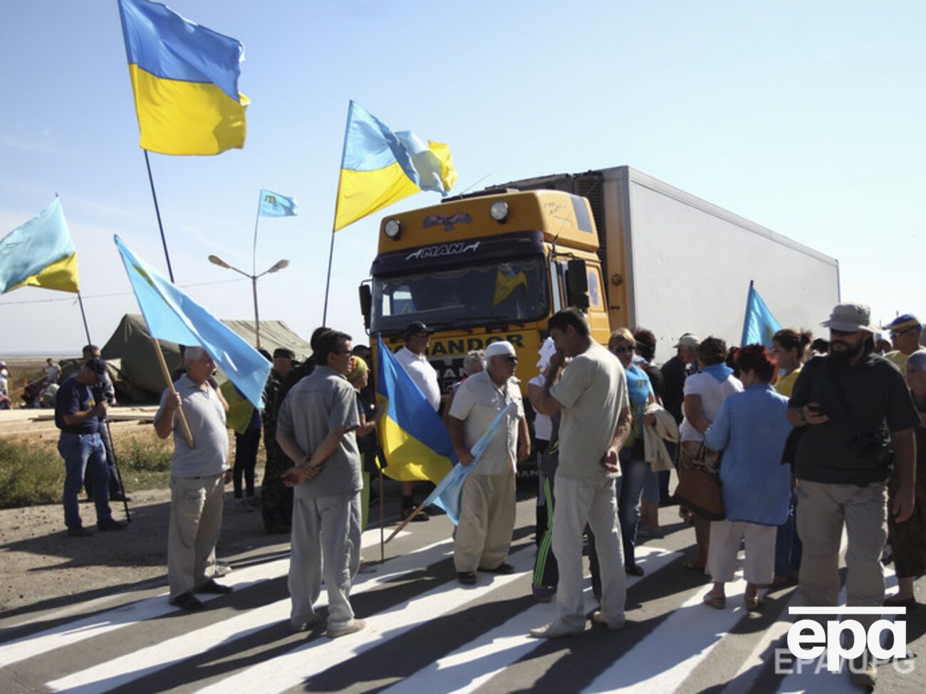 Простояв два дня в пункте пропуска "Каланчак", водитель фуры решил проехать через "Чонгар", но его остановили активисты