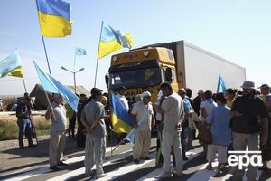 Простояв два дня в пункте пропуска "Каланчак", водитель фуры решил проехать через "Чонгар", но его остановили активисты