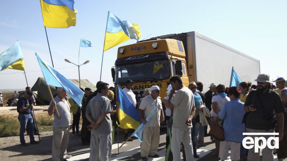 Простояв два дня в пункте пропуска "Каланчак", водитель фуры решил проехать через "Чонгар", но его остановили активисты