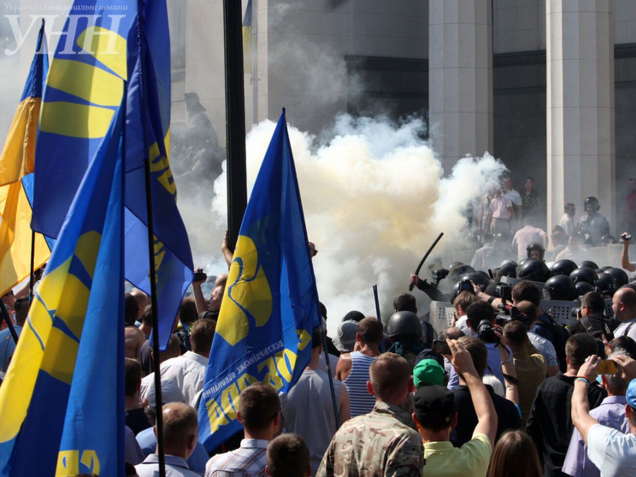 Знамена "Свободы" во время столкновений под Верховной Радой 31 августа