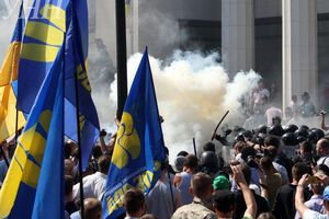 Знамена "Свободы" во время столкновений под Верховной Радой 31 августа