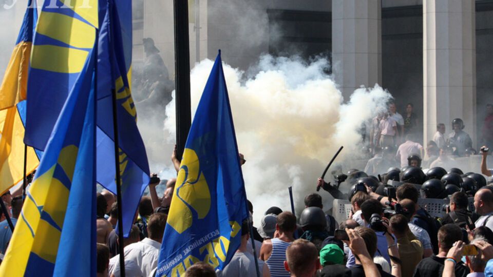 Знамена "Свободы" во время столкновений под Верховной Радой 31 августа