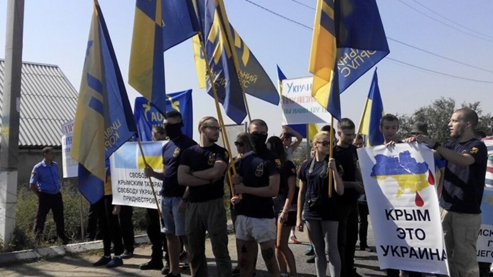 Одесские активисты перекрыли движение на трассе, соединяющей Украину с Приднестровьем. Фоторепортаж