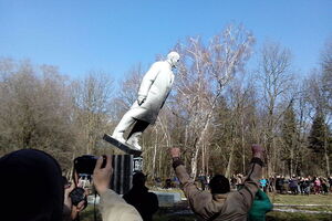 УИНП просит Киев избавиться от 12 памятников Ленину