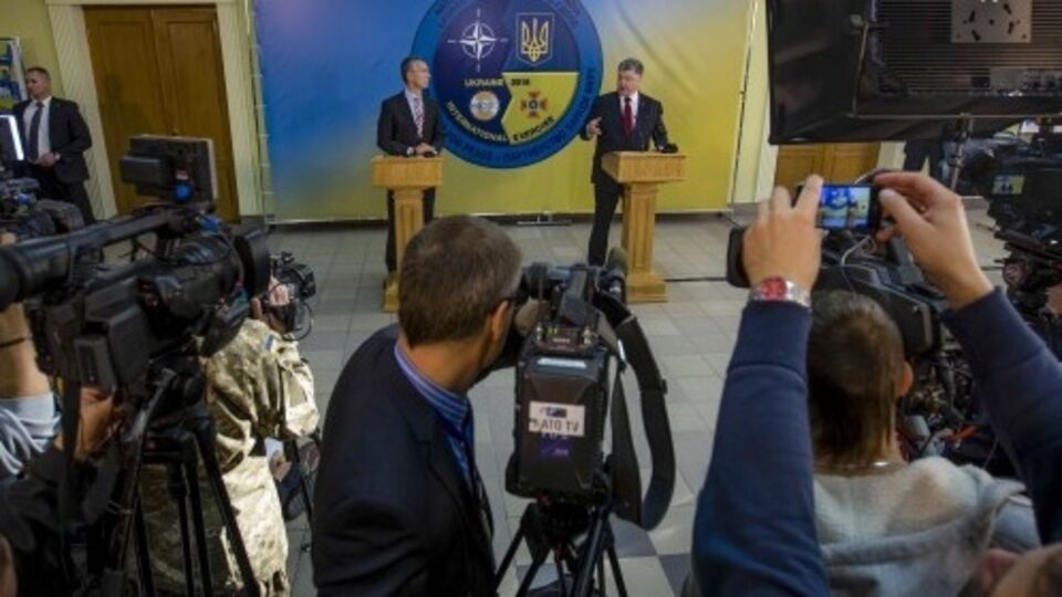 Петр Порошенко на совместной пресс-конференции с Йенсом Столтенбергом во Львовской области