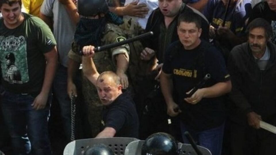 Сиротюк – в центре с дубинкой – во время столкновений под стенами Верховной Рады 31 августа