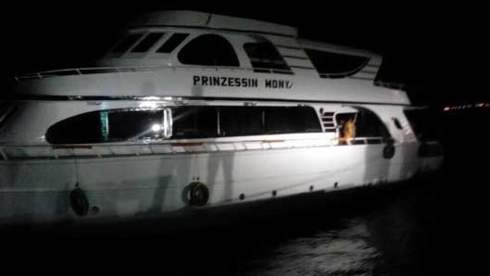 Потерпевшая крушение яхта