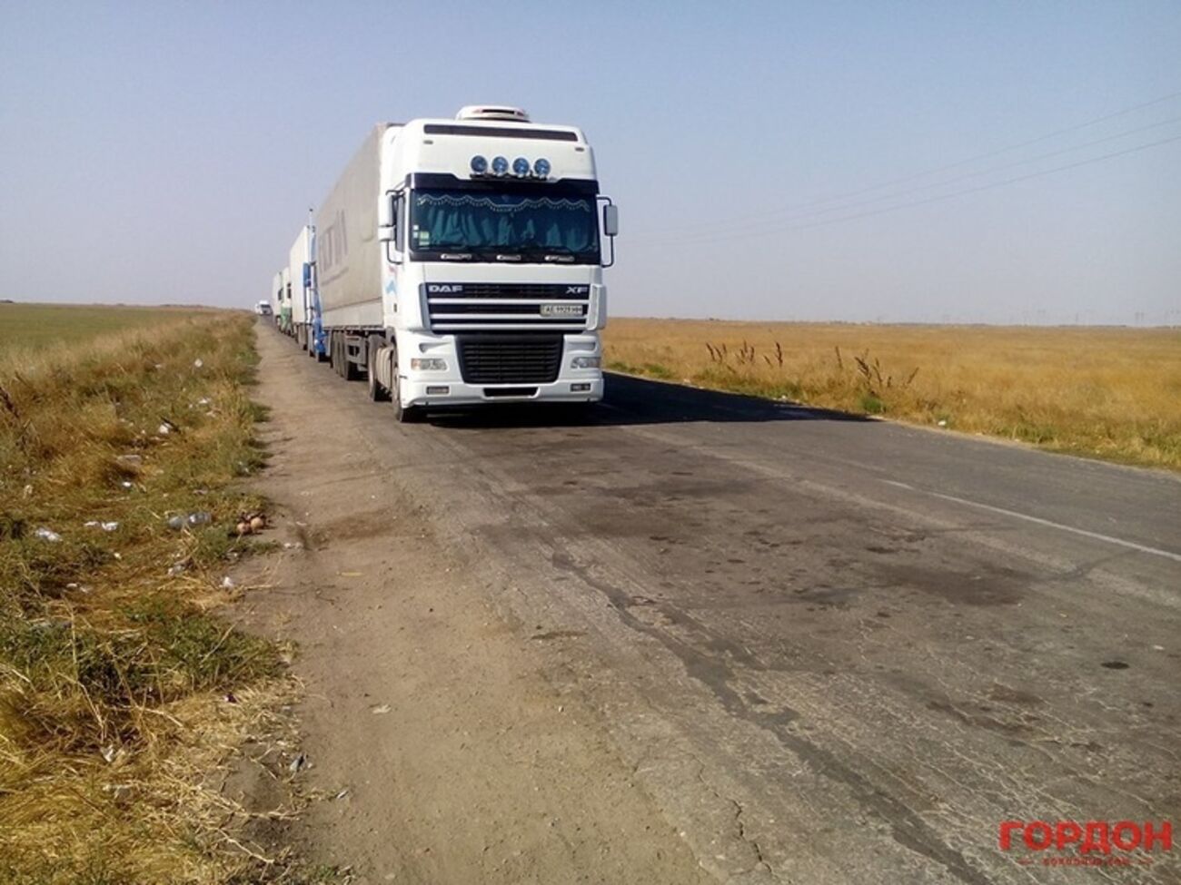На границе с Крымом каждые пять минут разворачиваются и уезжают одна-две фуры
