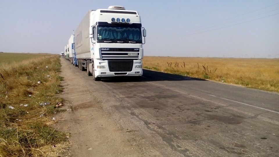 На границе с Крымом каждые пять минут разворачиваются и уезжают одна-две фуры