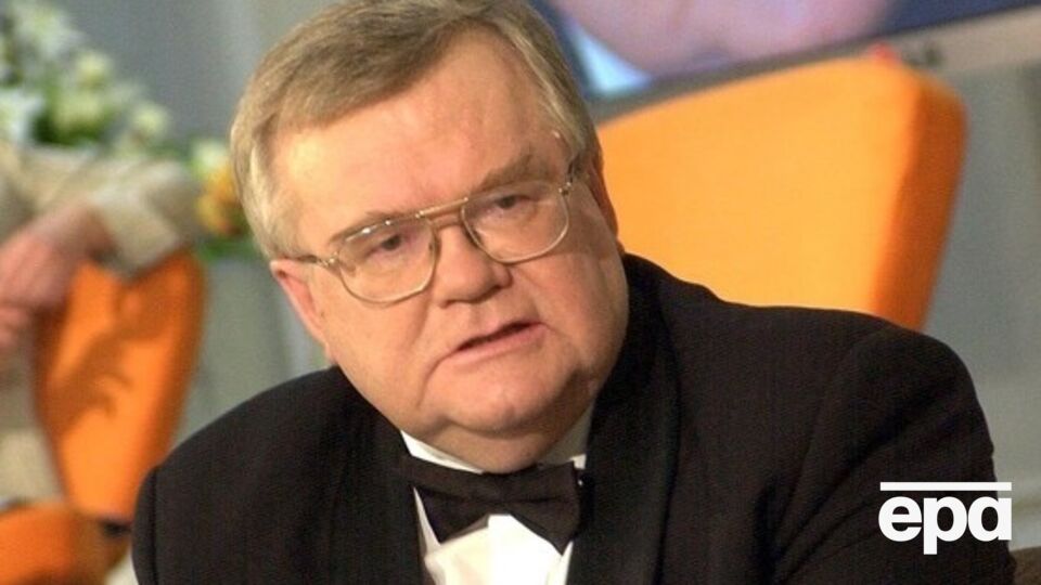 Полиция утверждает, что Сависаар неоднократно брал взятки в 2014-2015 годах в виде имущества и льгот на сумму в несколько сотен тысяч евро