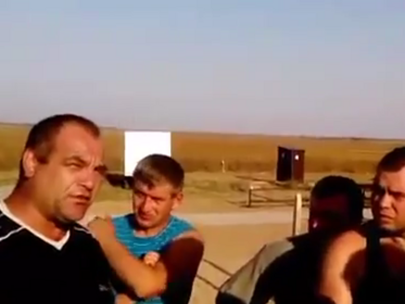 Дальнобойщики о блокаде Крыма: Объясните, почему вы сразу не перекрыли это все, как только забрали полуостров? Видео