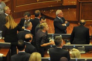Премьер-министру Косово не дали завершить доклад оппозиционные депутаты