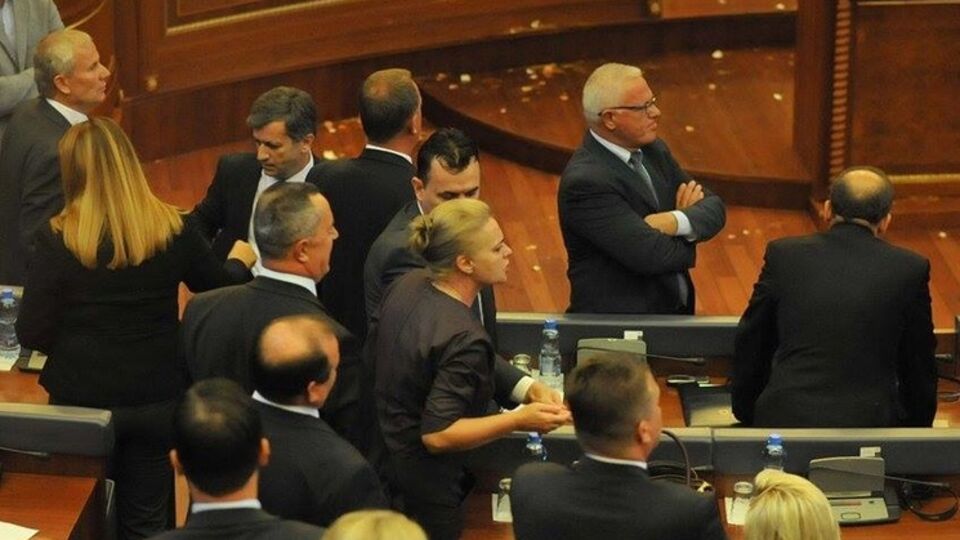 Премьер-министру Косово не дали завершить доклад оппозиционные депутаты