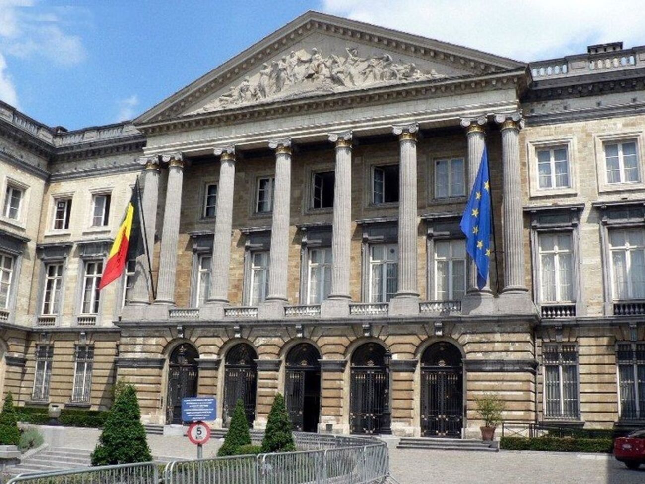 Людей из здания парламента Бельгии эвакуировали