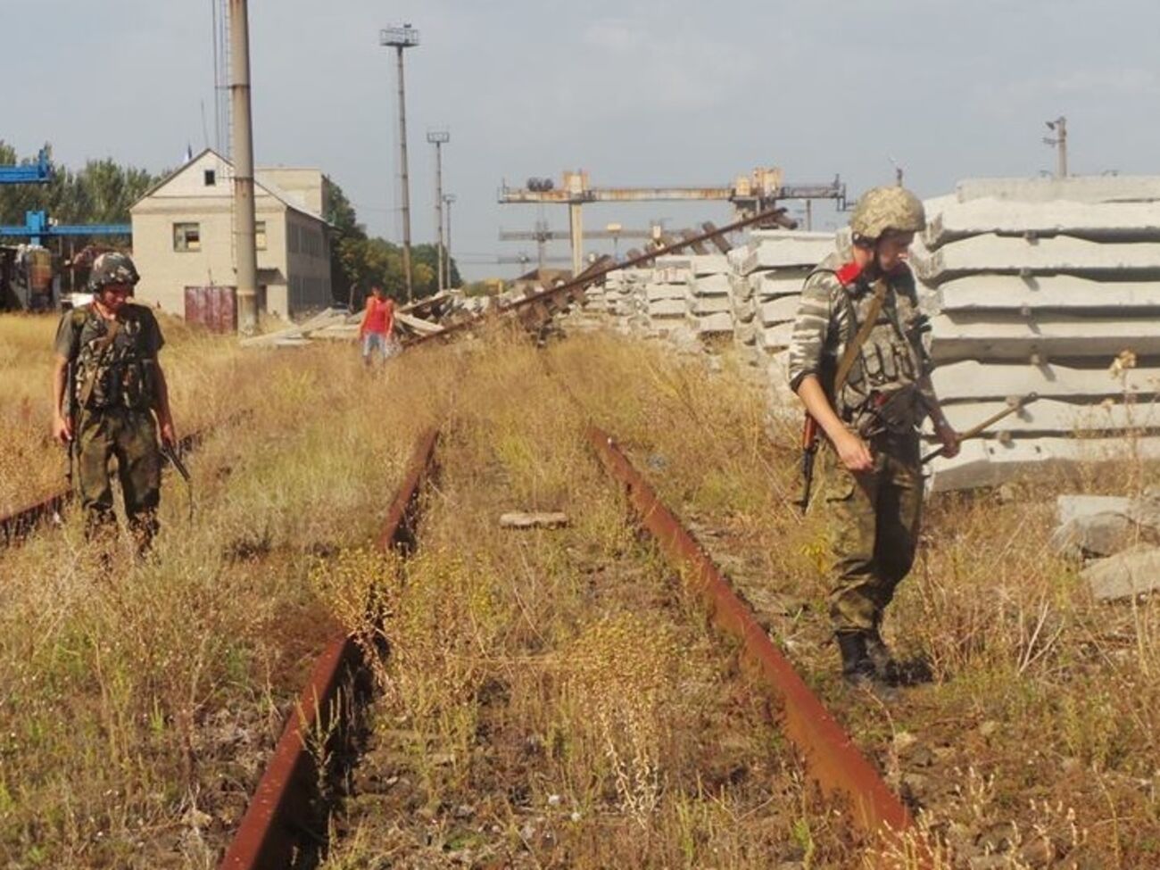 Украинские военные проводят разминирование железнодорожных путей в районе Горловки. Фоторепортаж
