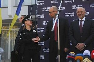 Яценюк побывал в Полтаве на старте набора в полицию