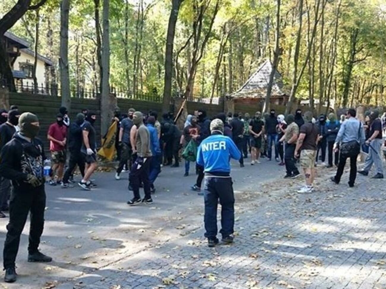 Молодые люди в масках ограничились бросанием дымовых шашек и расписыванием забора