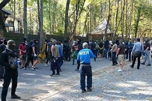 Молодые люди в масках ограничились бросанием дымовых шашек и расписыванием забора