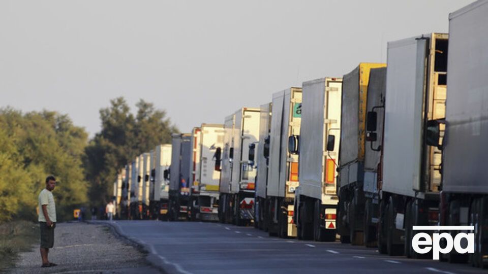 В ГПСУ отмечают, что грузовиков, следующих в Крым, стало меньше