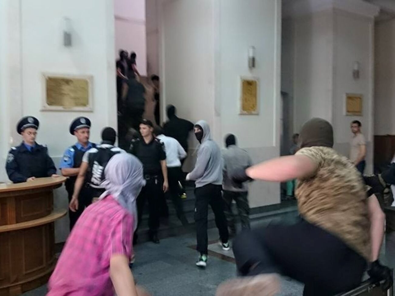 Неизвестные в масках разбили телефон в приемной мэра Харькова Кернеса