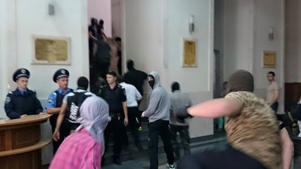 Неизвестные в масках разбили телефон в приемной мэра Харькова Кернеса