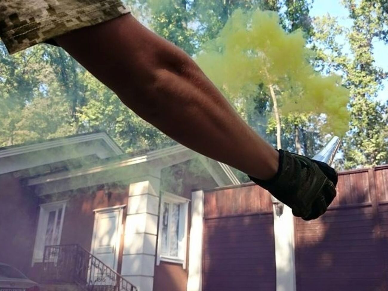 К моменту приезда милиции акция с бросанием файеров и дымовых шашек во двор Добкину уже закончилась