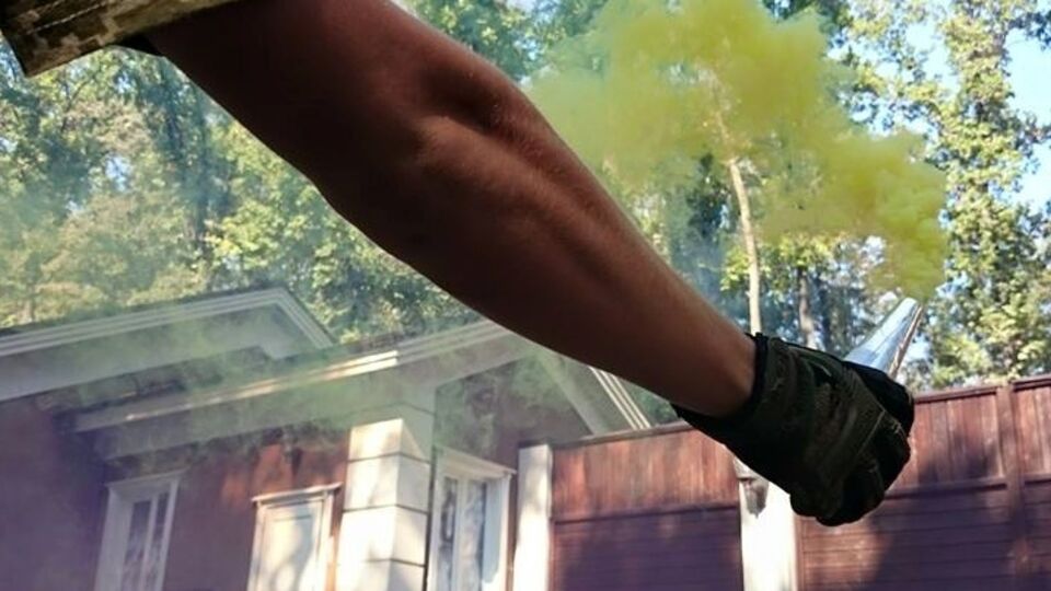 К моменту приезда милиции акция с бросанием файеров и дымовых шашек во двор Добкину уже закончилась