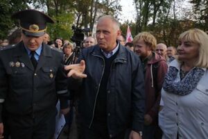 На Статкевича (по центру) составили протокол за проведение несанкционированного митинга