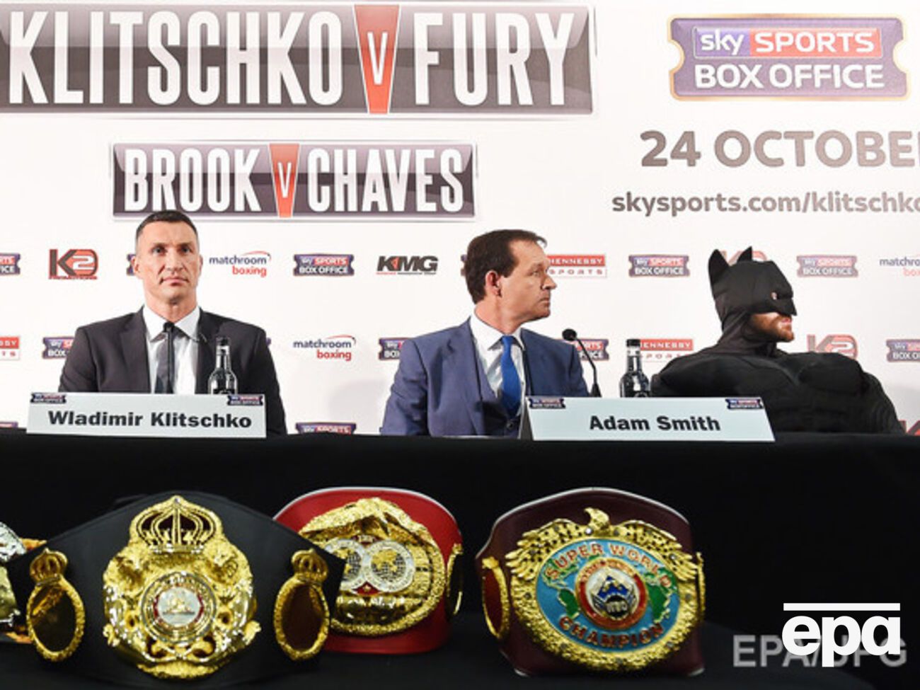 Фьюри явился в маске "Бэтмена" на пресс-конференцию с Кличко в Лондоне. Фоторепортаж