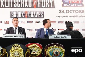 Фьюри явился в маске "Бэтмена" на пресс-конференцию с Кличко в Лондоне. Фоторепортаж