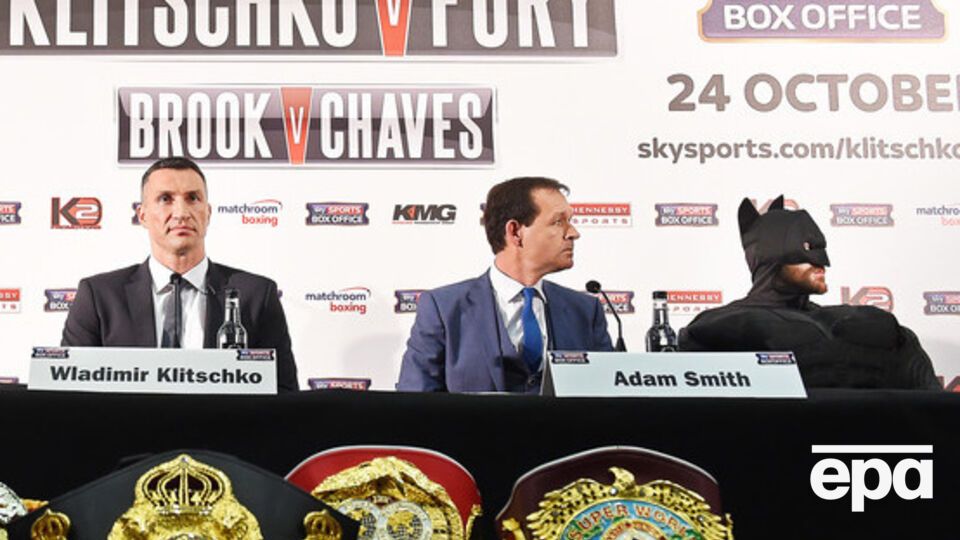 Фьюри явился в маске "Бэтмена" на пресс-конференцию с Кличко в Лондоне. Фоторепортаж