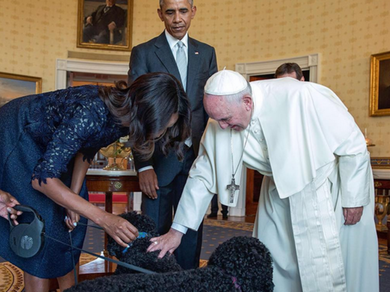 Папа Римский Франциск с президентом США Бараком Обамой, первой леди Мишель и домашними любимцами четы --- португальскими водными собаками Санни и Бо
